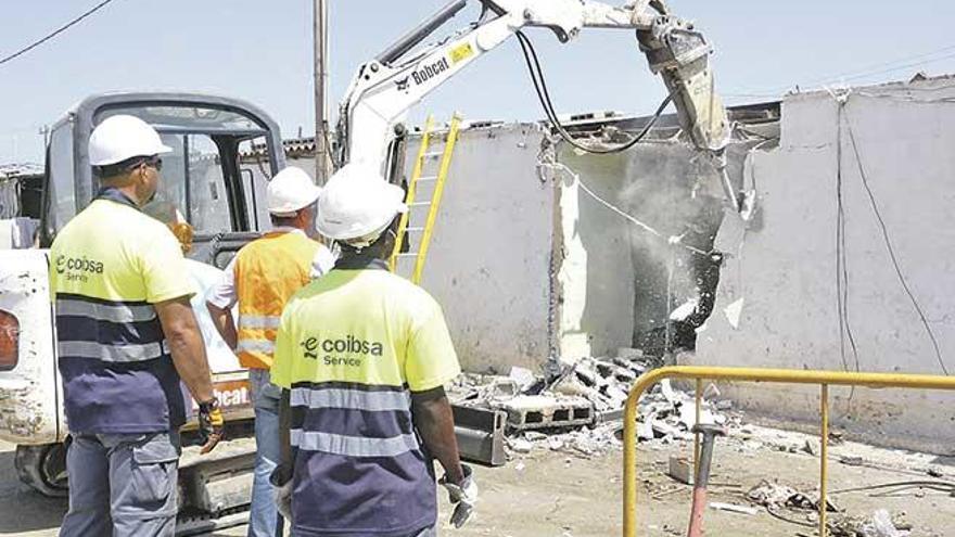 Varios operarios observan como se derriba una chabola en Son Banya en 2009.