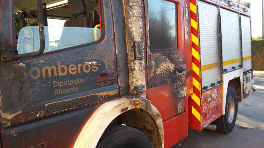 Así quedó el camión de bomberos