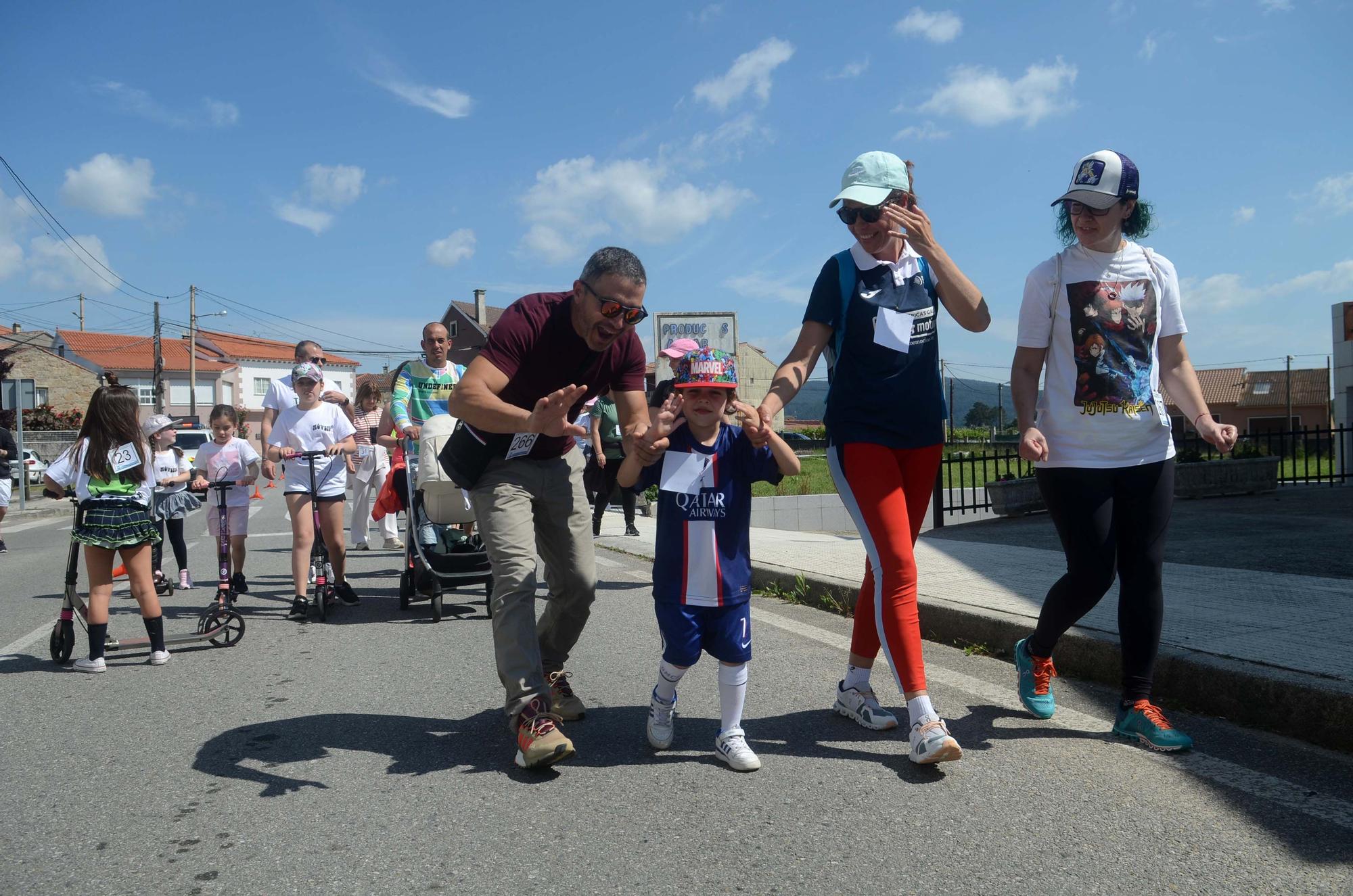 Participantes en la “andaina” solidaria organizada por la asociación Xuventude de Vilariño (Cambados), a beneficio de la lucha contra el síndrome de Noonan.