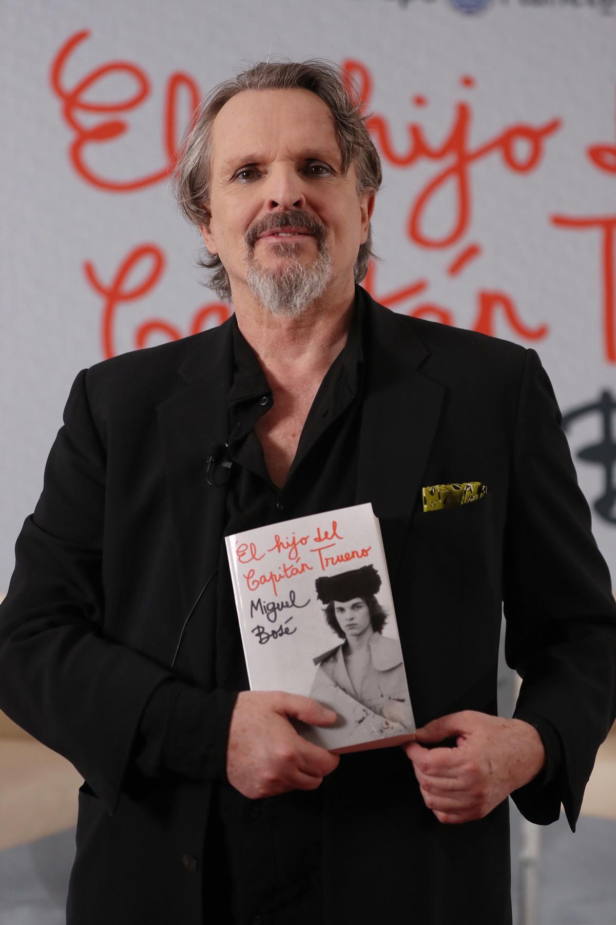 Miguel Bosé: Con mi libro podéis hacer lo que os dé la gana, es vuestro