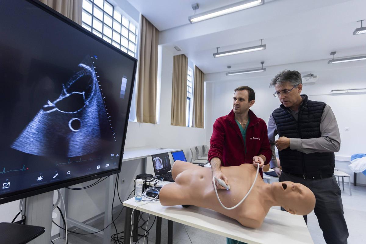 Los doctores del Hospital Clínico, Eduardo Pissariello y Gerardo Aguilar, con el simulador de ecocardiografias del CESIS.