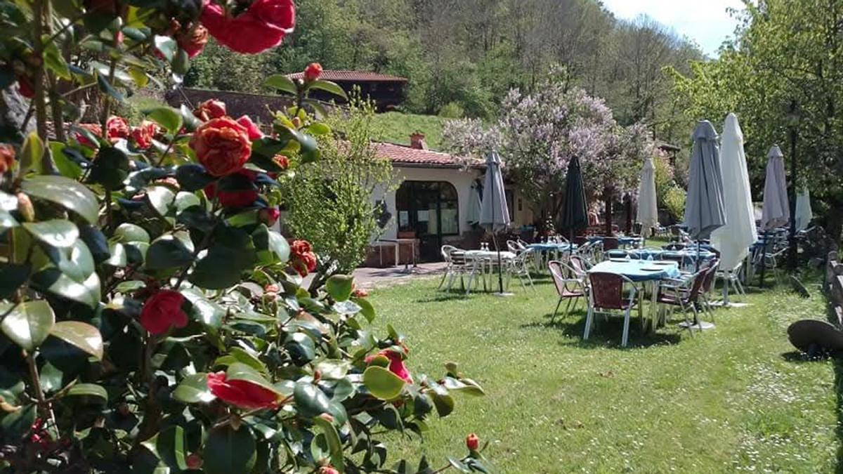 El restaurante ubicado en pleno corazón de Asturias que se convierte en lugar de peregrinaje para los amantes del  asados de cordero o el cerdo a la estaca: "El entorno espectacular, la comida buenísima y el atendimiento del 200"