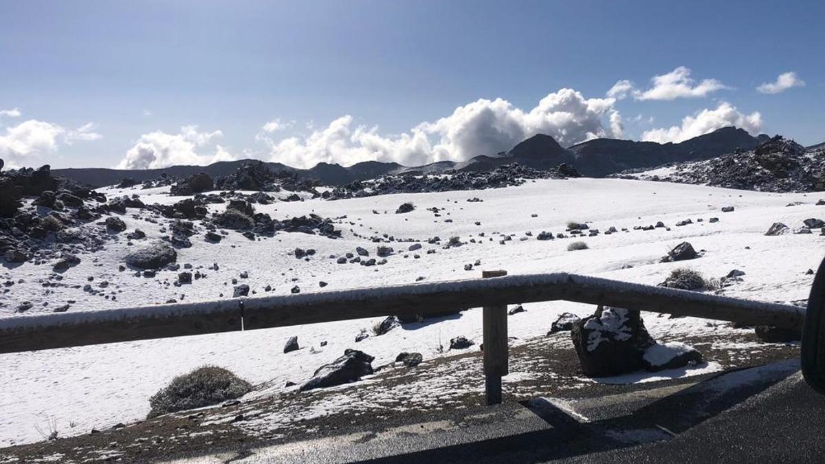 El Teide nevado ayer lunes.