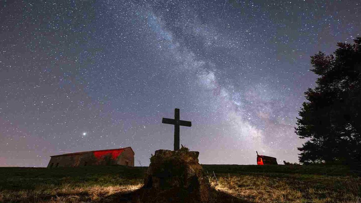 Alto do Faro, en Chantada, con el templo, al fondo