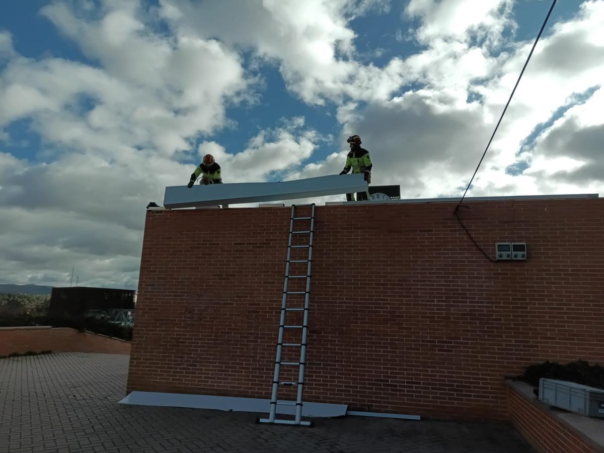 Los bomberos de la DPT, en la estación de autobuses de Teruel.