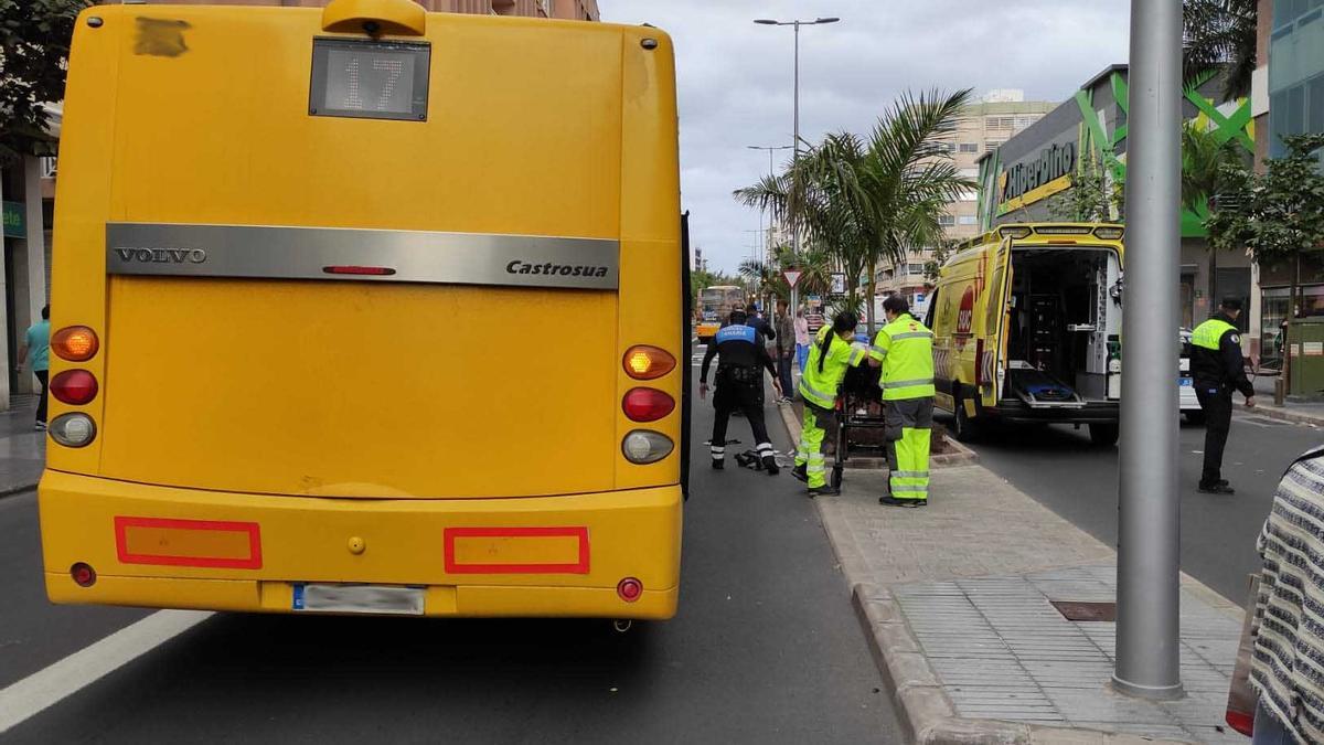 Un hombre herido grave al ser atropellado por una guagua en Gran Canaria