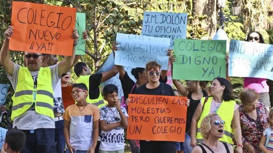 12 años esperando el Colegio Amanecer «de ladrillo» Protesta a las puertas del Ayuntamiento