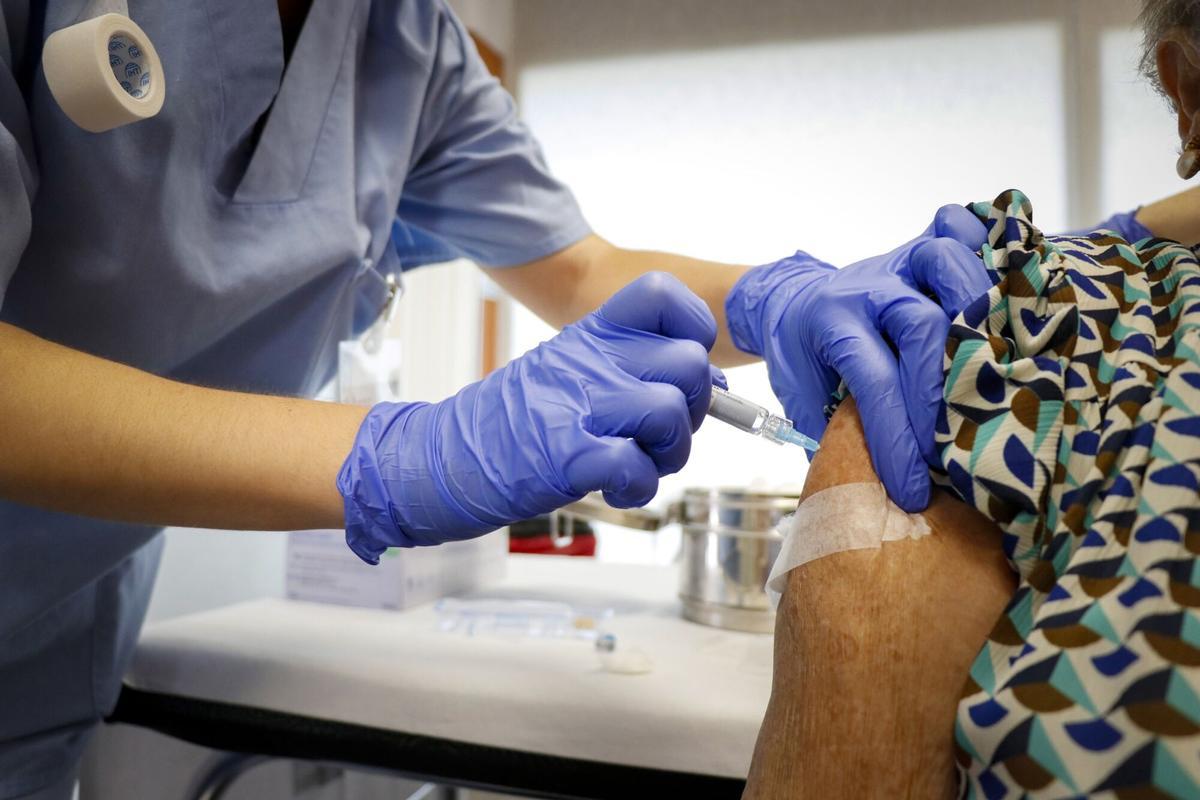 16/10/2023 Arranca la campaña de inmunización frente a virus respiratorios en la población más vulnerable . La Conselleria de Sanidad inicia este lunes la campaña de vacunación frente a las enfermedades respiratorias correspondiente a la temporada otoño-invierno 2026-2027 con la inmunización de la población más vulnerable. SALUD GVA
