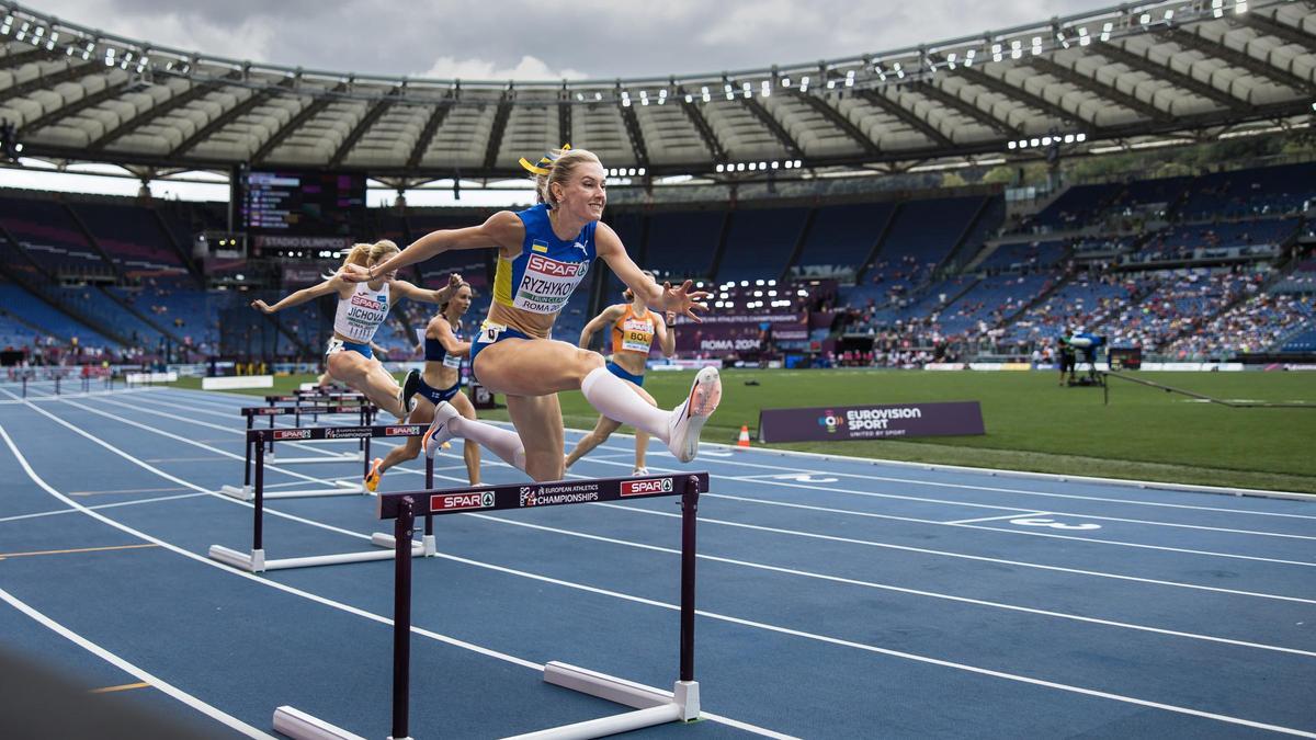 Anna Ryzhykova (UKR) compite en los 400 m con vallas en el Campeonato Europeo de Atletismo el 10 de junio de 2024 en Roma.