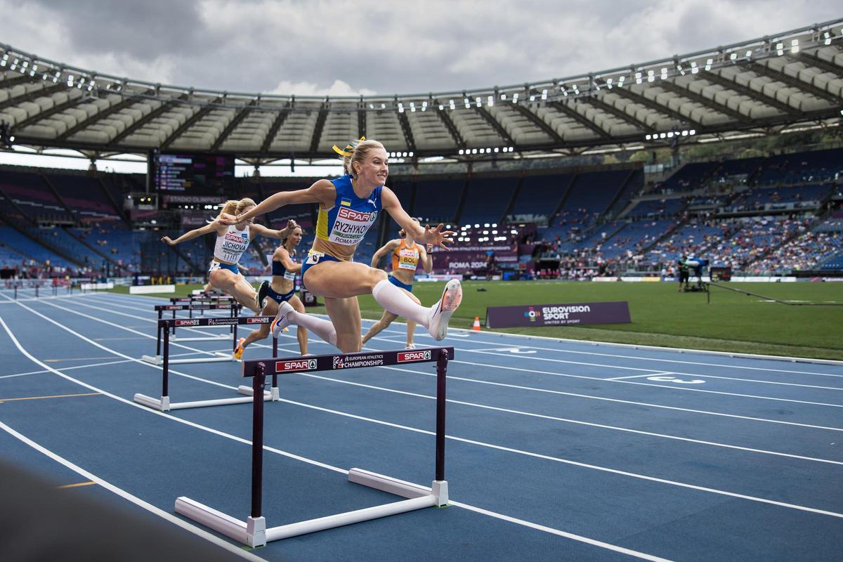 Anna Ryzhykova (UKR) compite en los 400 m con vallas en el Campeonato Europeo de Atletismo el 10 de junio de 2024 en Roma.