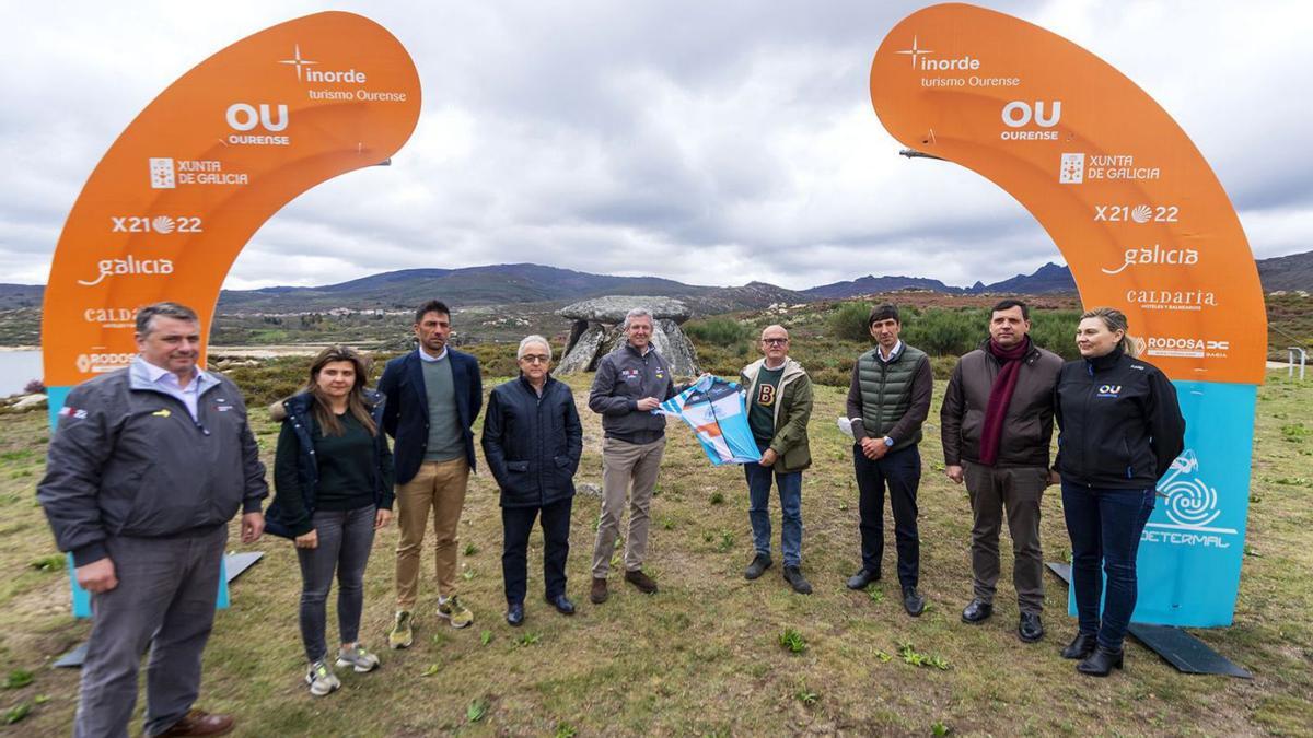 Acto de presentación de la prueba cicloturista a orillas del embalse de Maus de Salas, en Muíños. |  // FDV