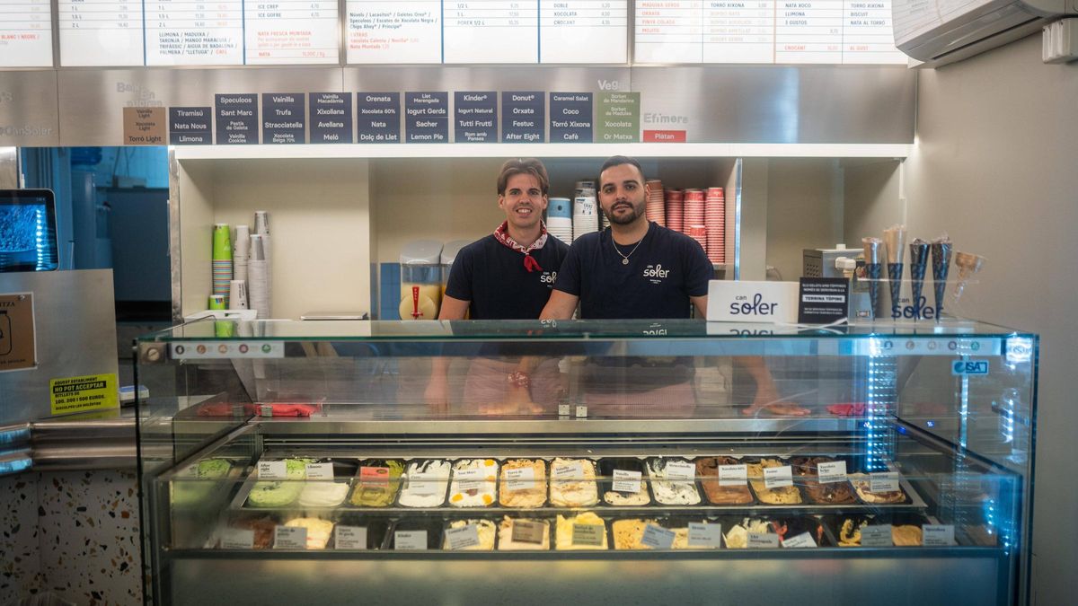 David Soler y Lucas Maezzo, dependientes de la horchatería Can Soler de Badalona