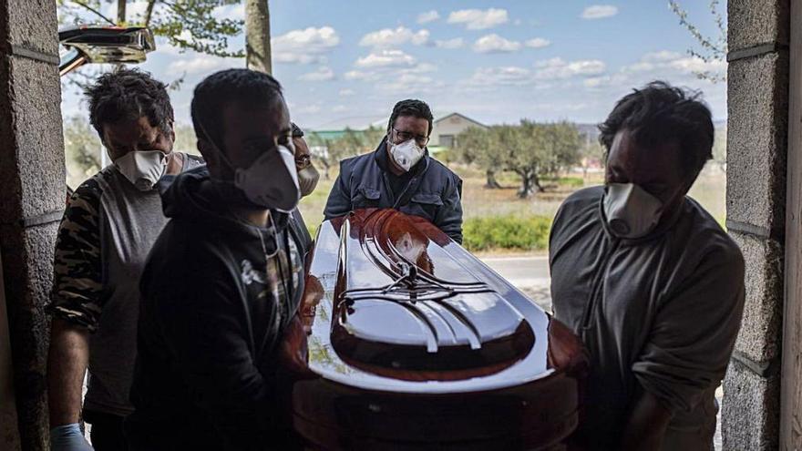 Celebración de un entierro en Fermoselle durante la crisis del coronavirus.