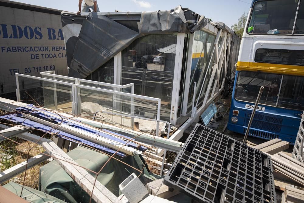 El vol gastronòmic, abandonat entre camions.