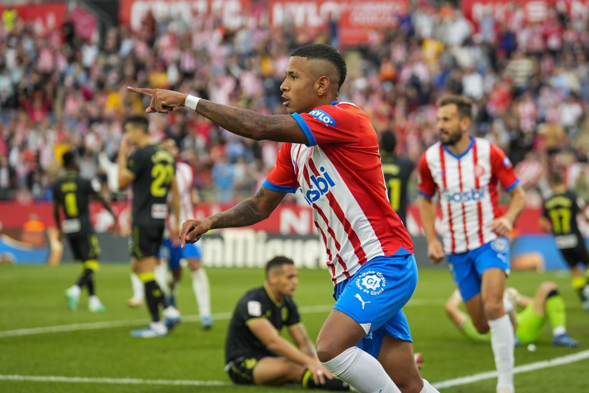 GIRONA, 22/10/2023. El delantero del Girona Sávio (d) celebra el gol conseguido durante el partido de Liga en Primera División entre el Girona FC - UD Almería, este domingo en el estadio municipal de Montilivi. EFE/David Borrat