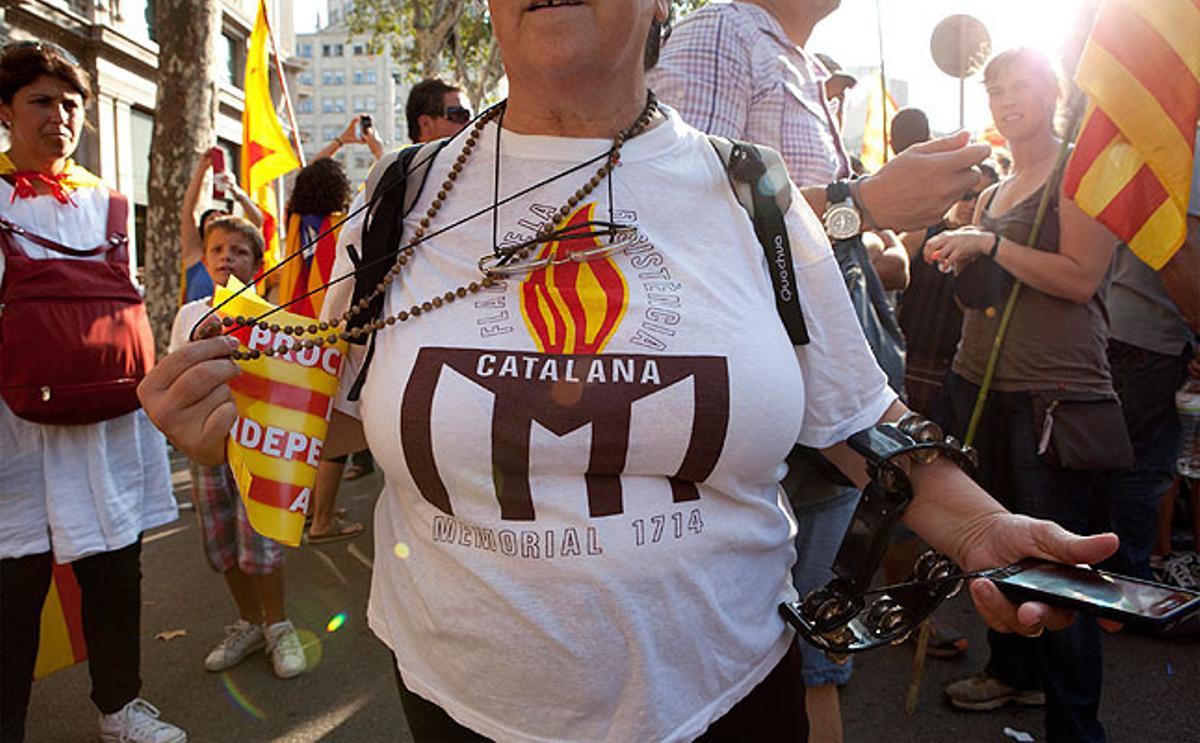 Los manifestantes han acudido a la manifestación con camisetas de todo tipo con mensajes a favor de la independencia