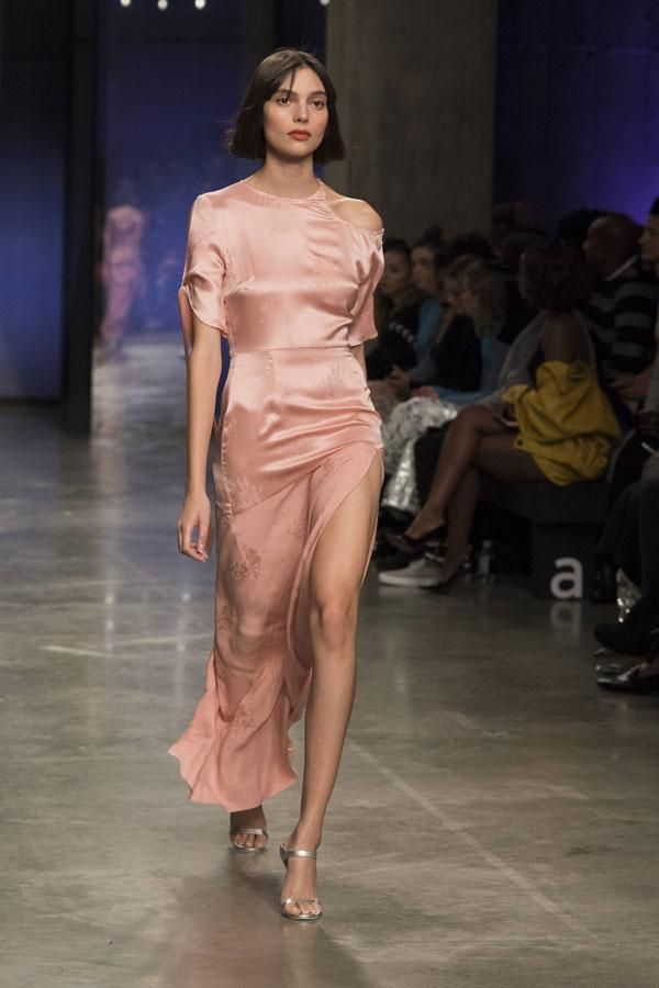 Topshop Unique otoño/invierno 2017: vestidos de seda