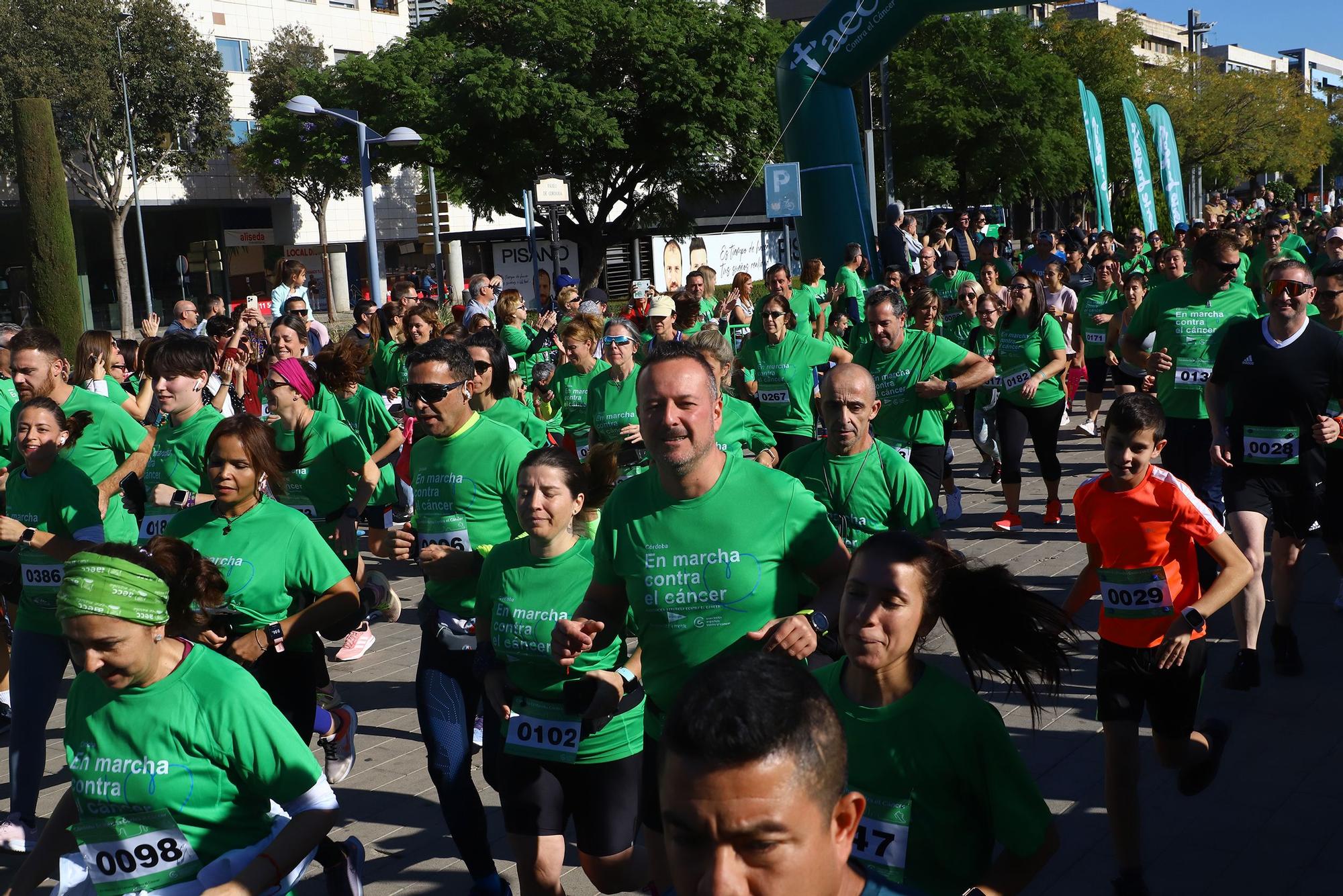 La Asociación Española contra el Cáncer convierte el Vial en una gran marea verde