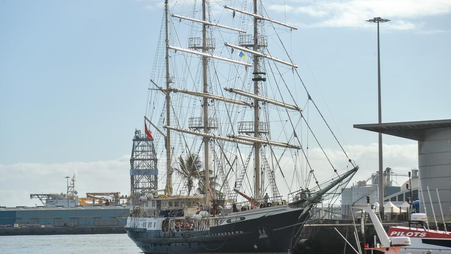 Velero Tenacious en el Muelle Santa Catalina