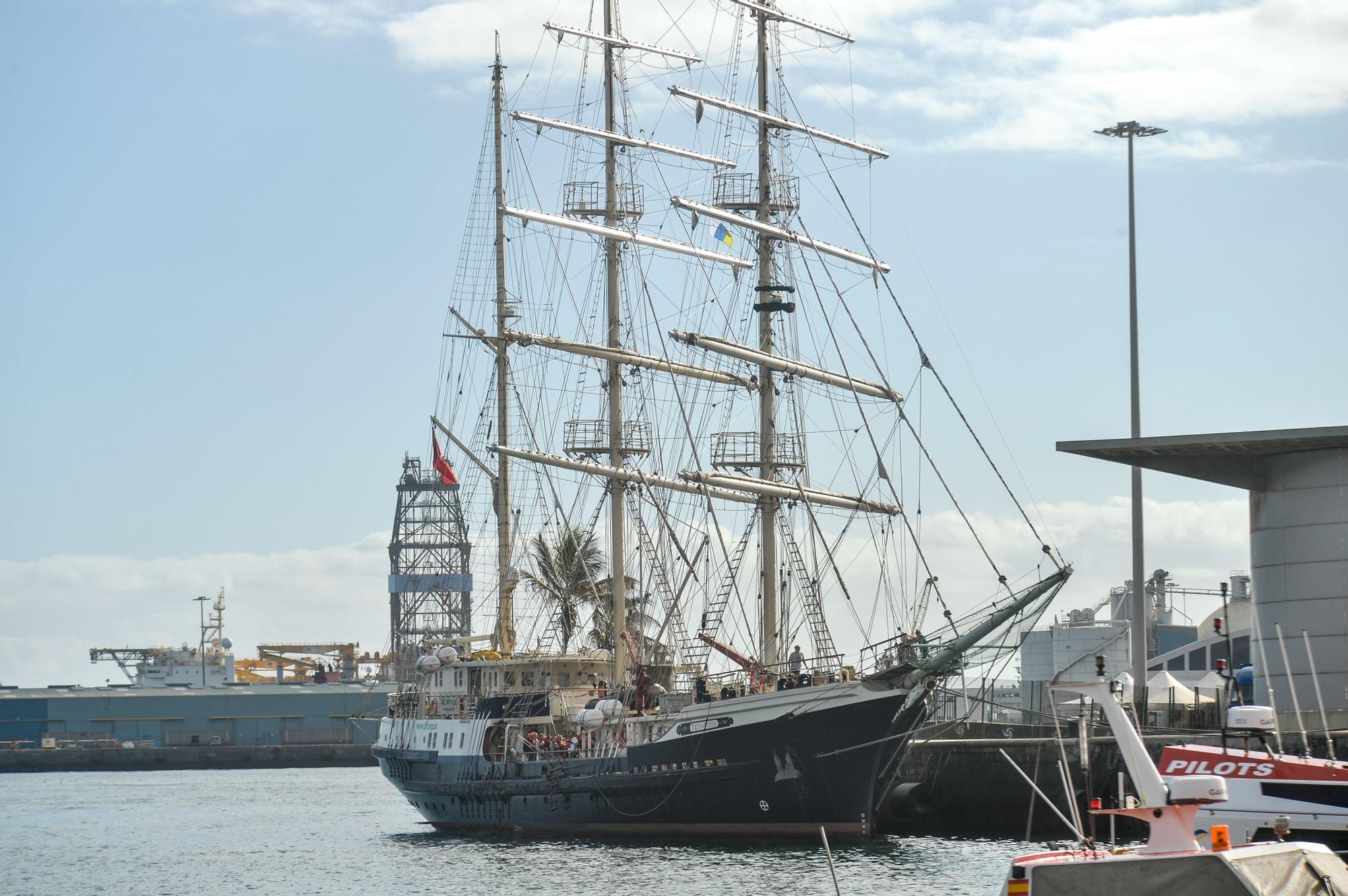 Velero Tenacious en el Muelle Santa Catalina