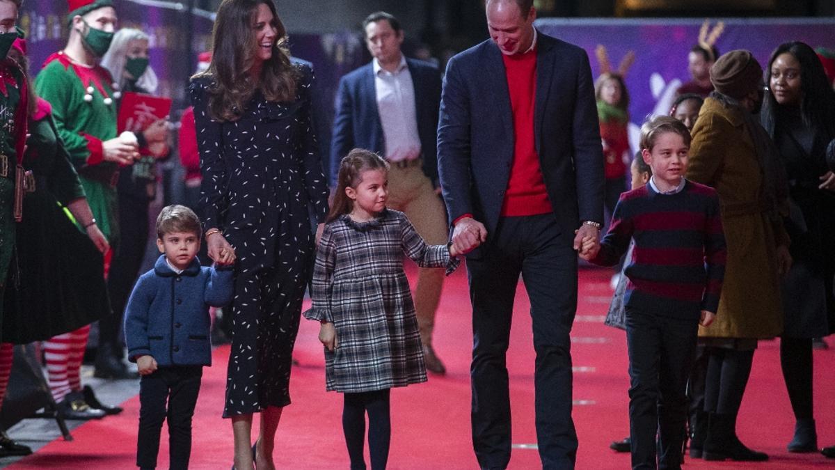 Los Duques de Cambridge con sus hijos en un evento navideño