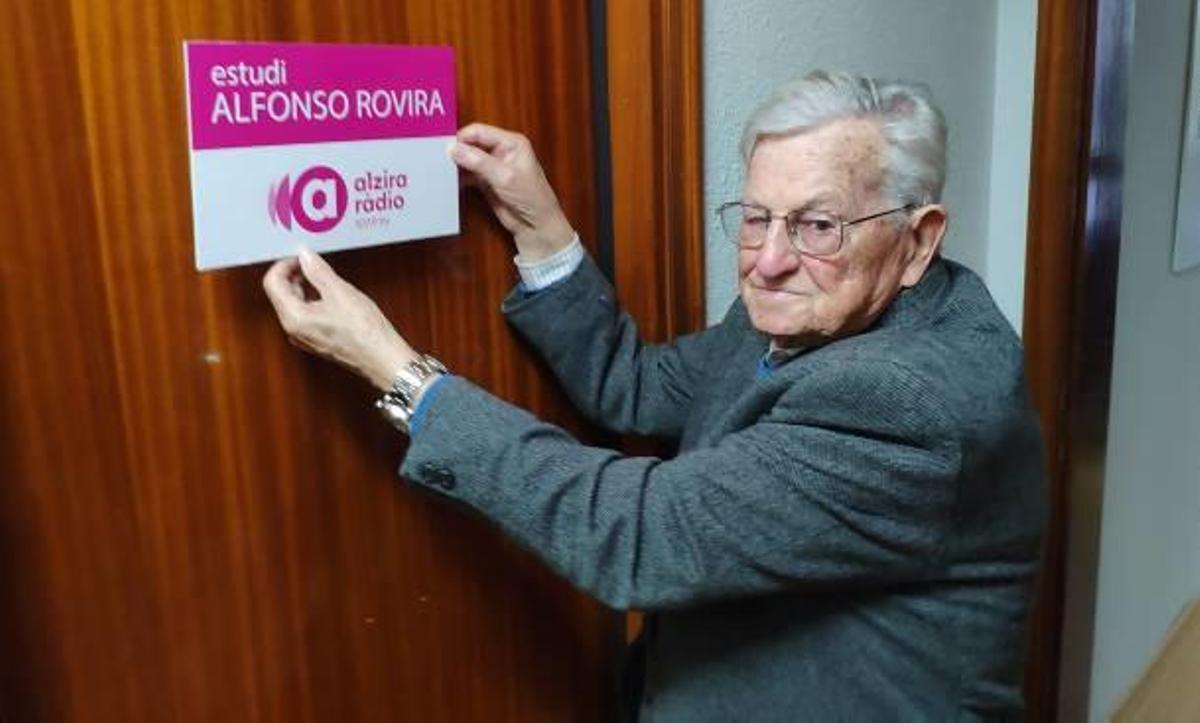 Alfonso Rovira junto a la placa del estudio radiofónico.