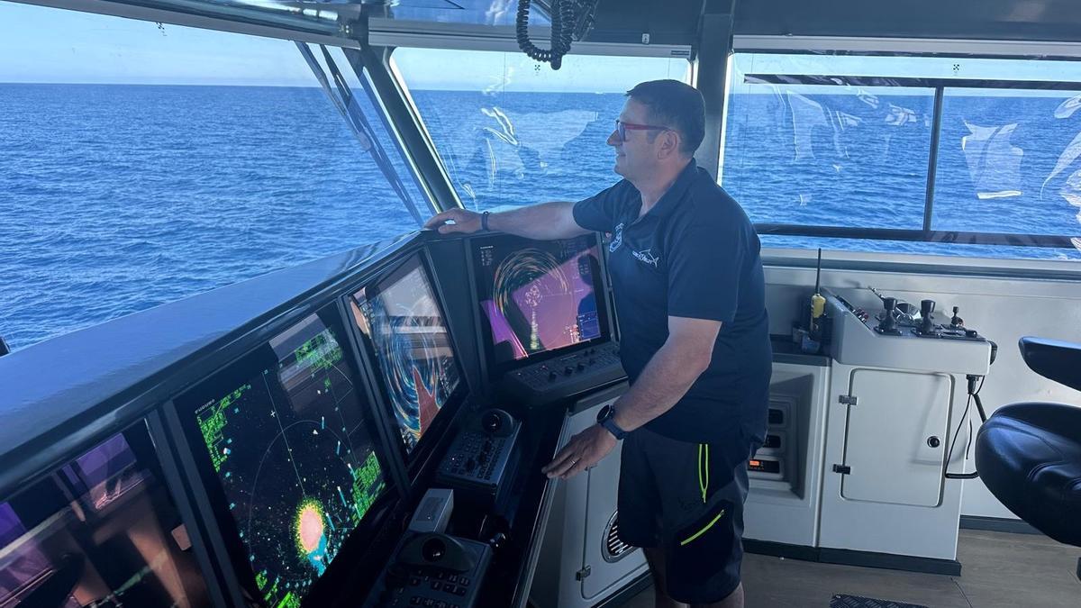 Pere Vicent Balfegó, en la cabina del atunero Tio Gel Segon