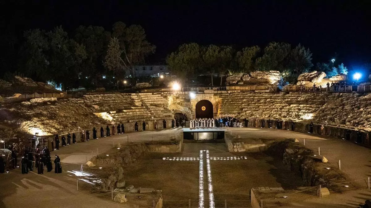 El Vía Crucis del Anfiteatro Romano culmina un Viernes Santo de silencio y fervor en Mérida