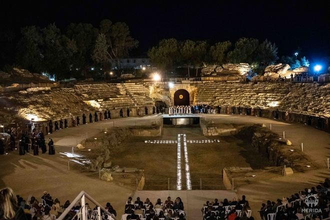 Fotogalería | Mérida se estremece con un multitudinario Vía Crucis en el Anfiteatro Romano