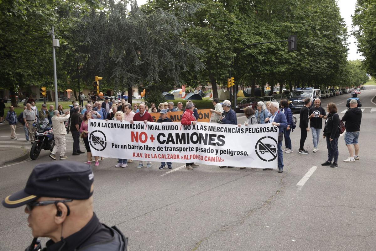 En imágenes: La Calzada vuelve a la carga por los accesos a El Musel