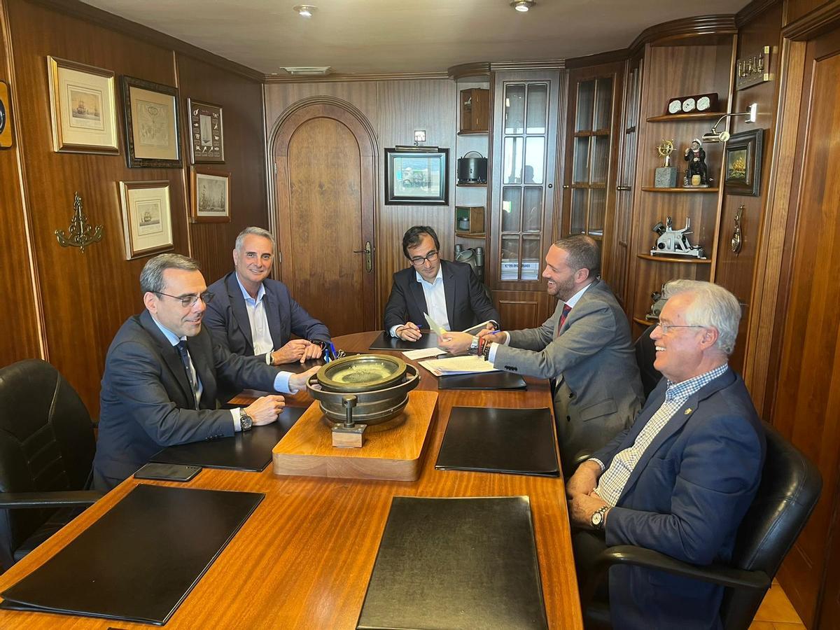 Enrique Guerra, director general de Private Equity; Pedro García, director de Zona de Caja Siete; Ángel Medina, presidente de Cencosu-Spar Gran Canaria; Jose Miguel Sosa, Sales manager Sareb en Hipoges; y Alberto Blanco, notario.