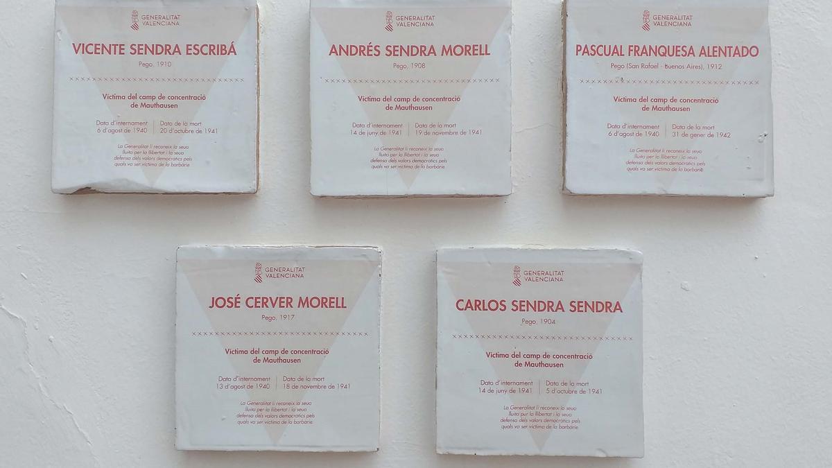 Las placas que recuerdan a los cinco vecinos de Pego que murieron en el campo de concentración de Mauthausen