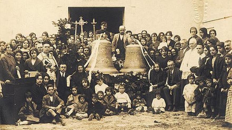 Los habitantes de Celoriu posan con las campanas nuevas para la iglesia en 1911.