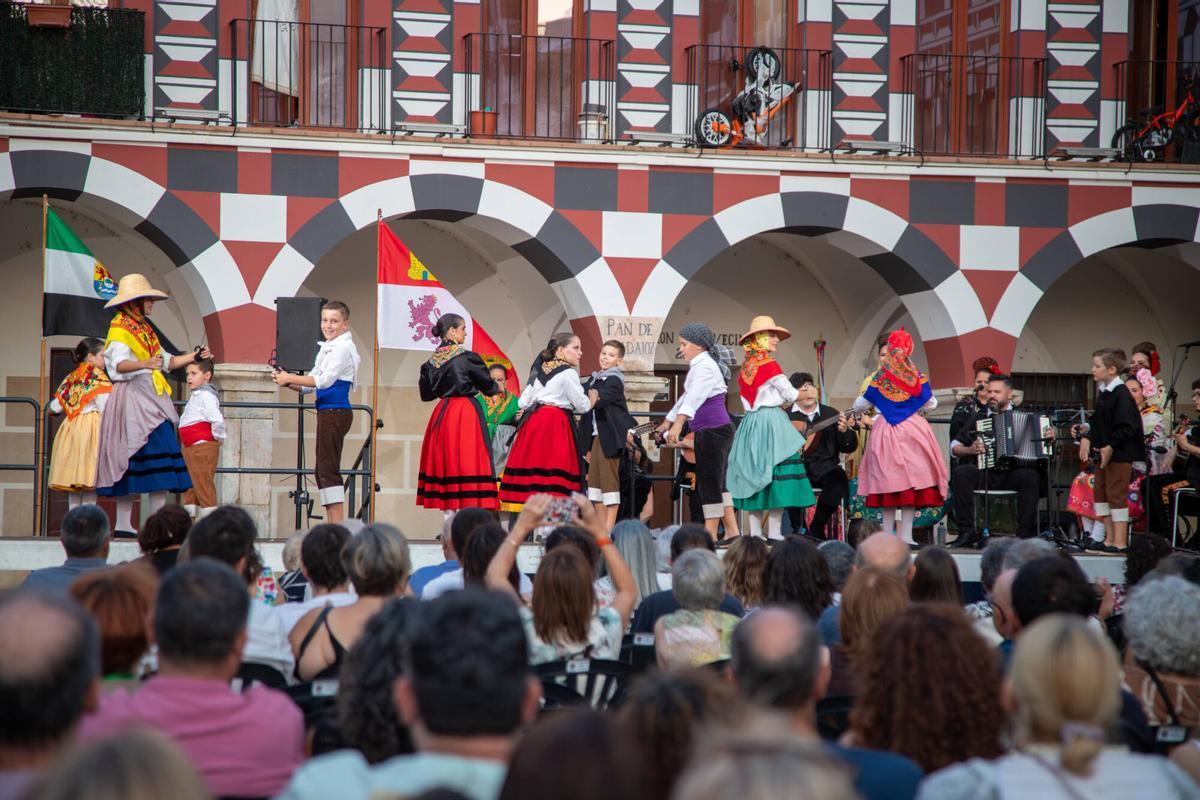 El folklore infantil toma la Plaza Alta de Badajoz