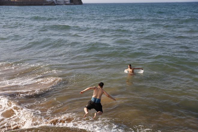 Gijón sofoca en la playa la ola de calor que achicharra a Asturias (en imágenes)
