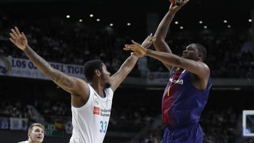 El Barça guanya a la pista del Madrid i deixa l&#039;ACB sense equips imbatuts