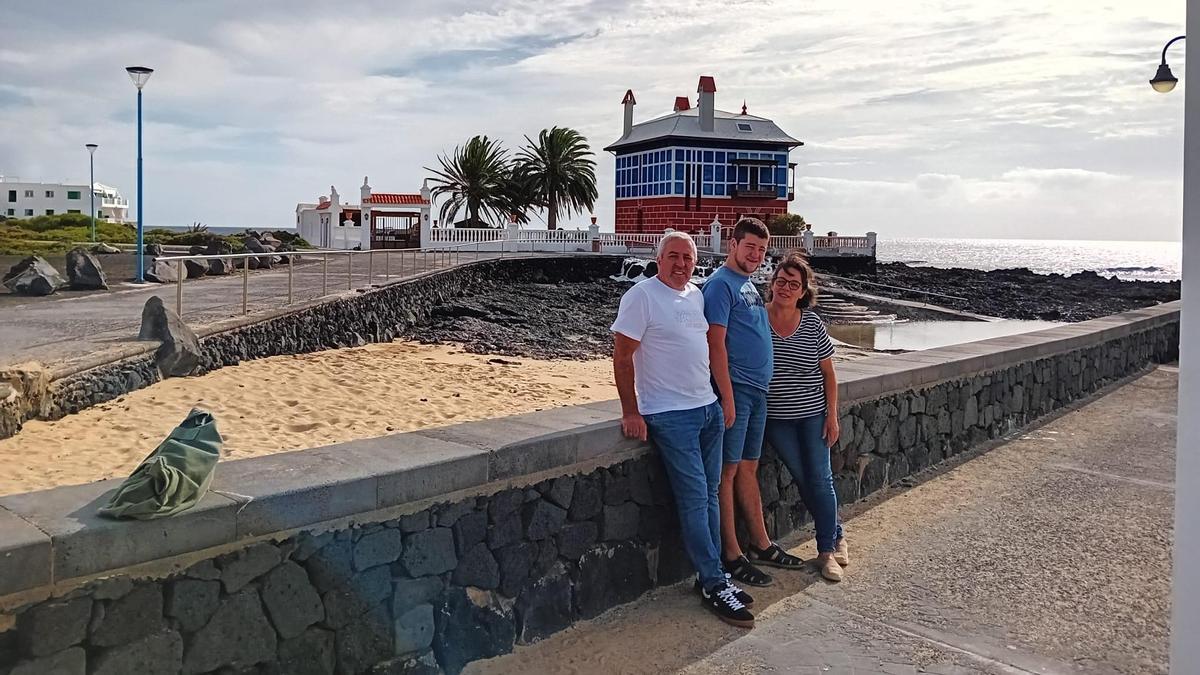 Alba María Fidalgo con su hijo y su marido en un viaje.