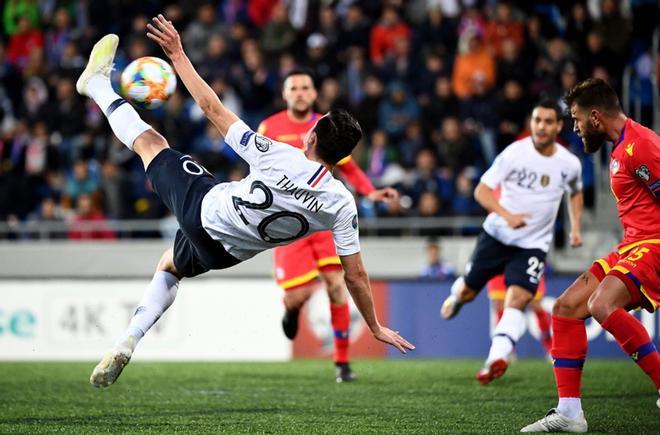 Florian Thauvin (I) chuta y marca un gol durante el partido de clasificación para la Eurocopa UEFA 2020 entre Andorra y Francia en el Estadio Nacional en Andorra La Vella.