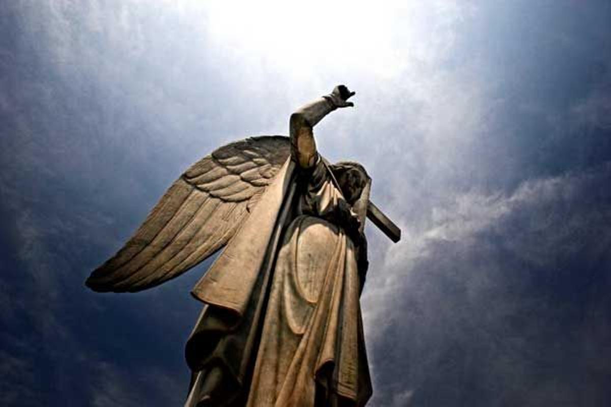 Estatua de una ángel en el cementerio de Lima