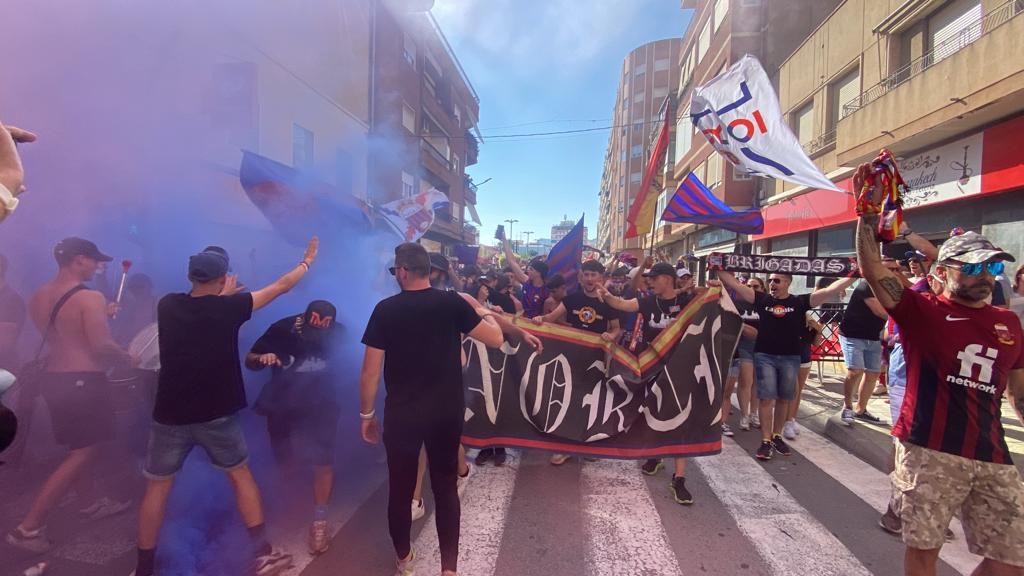 Las imágenes del gran ambiente en Elda a falta de dos horas para el partido