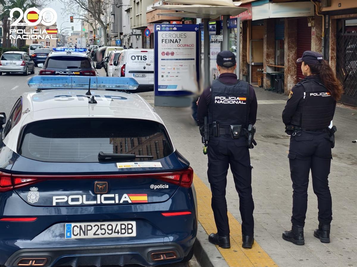 Dos policías, en una de las paradas de autobús donde actuó el delincuente.