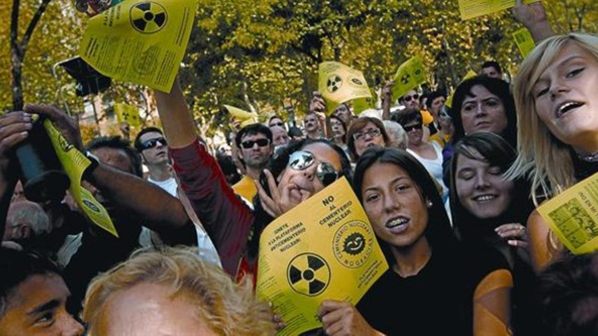 Manifestación ante el Ministerio de Industria contra la posible adjudicación del cementerio nuclear a Zarra (Valencia), el 22 de septiembre en Madrid.