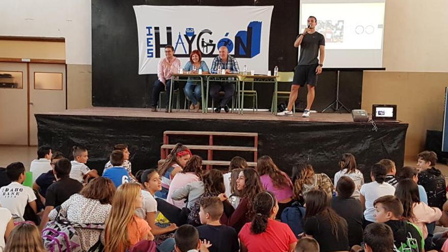 El atleta olímpico Dani Andújar imparte una masterclass a 400 alumnos del IES Haygón