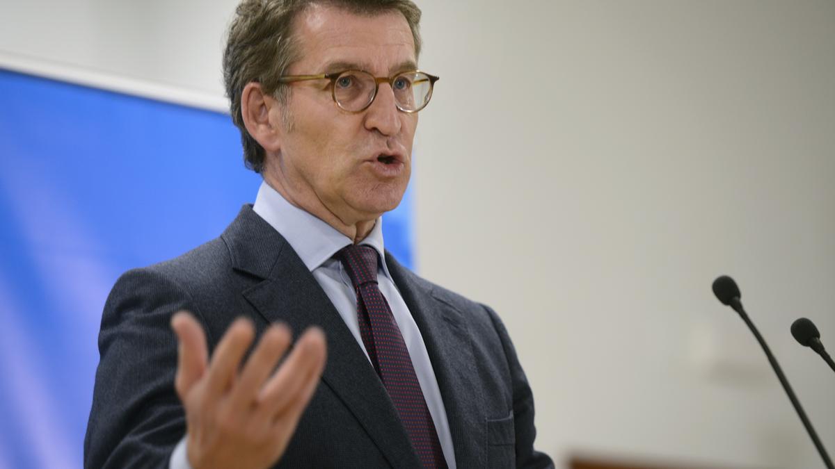 El presidente de la Xunta de Galicia, Alberto Núñez Feijóo, en una rueda de prensa tras la reunión del Consello de la Xunta de Galicia, en la Delegación Territorial de la Xunta de Galicia, a 3 de marzo de 2022, en Ourense, Galicia (España).