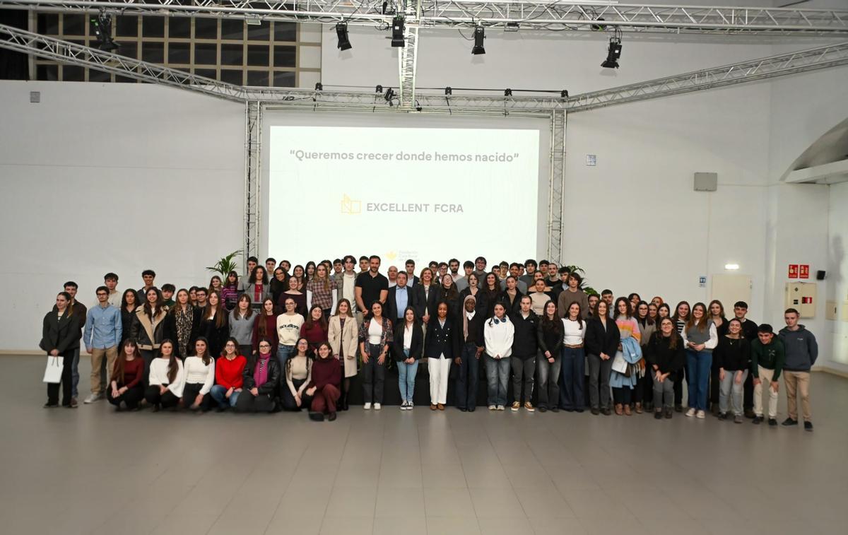 Foto de familia de todos los participantes en el acto, a su conclusión.