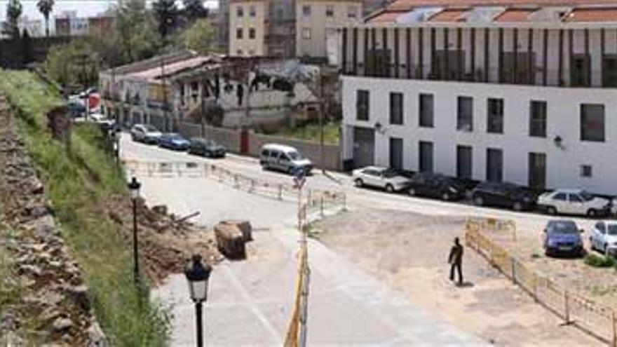 El Ayuntamiento de Badajoz restaurará el tramo de muro derruido y apuntalará el que está en riesgo