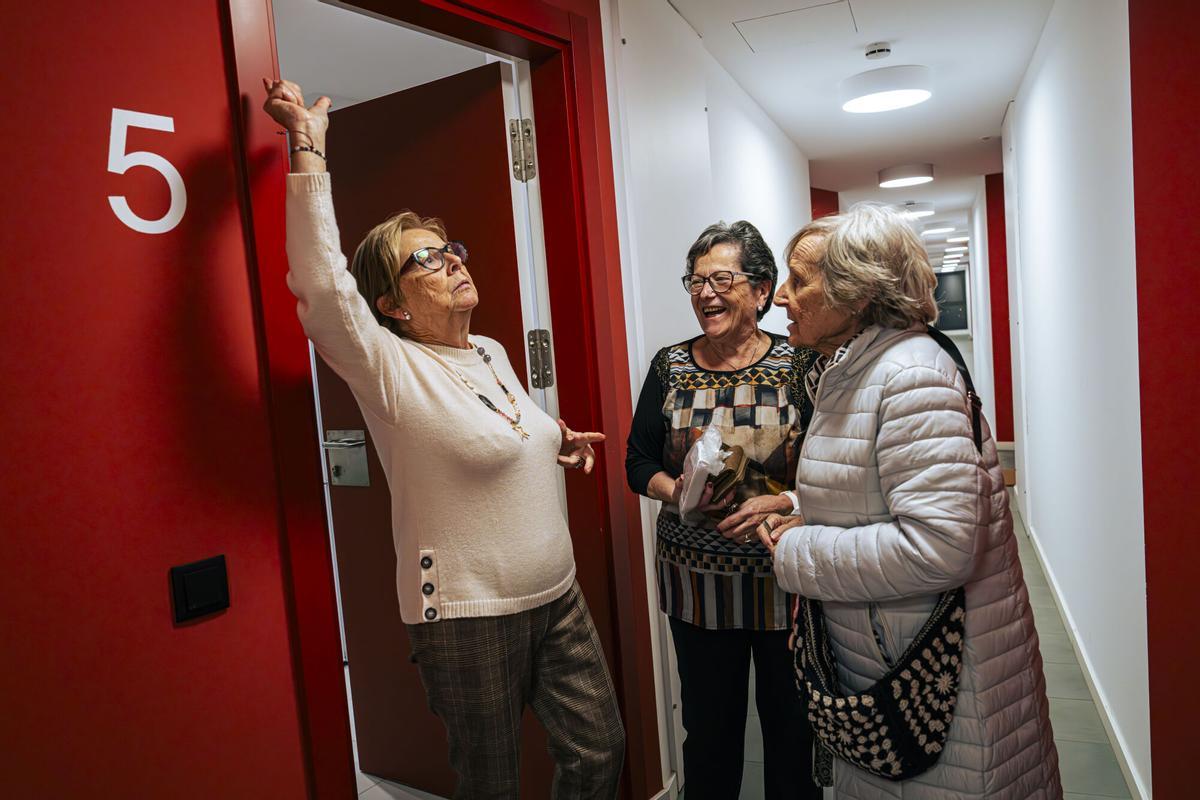 Barcelona 21/11/2025 Barcelona. Montse Corella, vecina del edificio para mayores Adela Barquín. Se la fotografiará en su casa y participando en las actividades del centro para ilustrar su testimonio personal, junto con imágenes genéricas del edificio, sus residentes y las actividades que acoge, destinadas a un artículo sobre coliving sénior. AUTOR: MANU MITRU