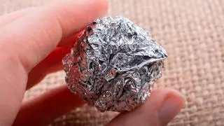 Bola de papel aluminio en la sartén: la solución para dejarla como recién comprada