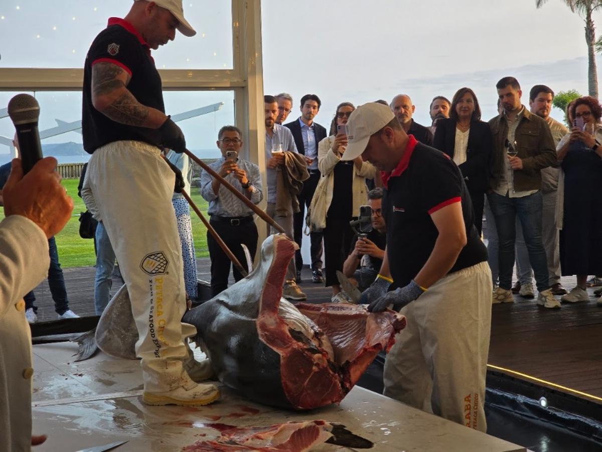 La exhibición de «ronqueo» de atún rojo realizada por Novomar Arousa en O Grove fue un éxito.