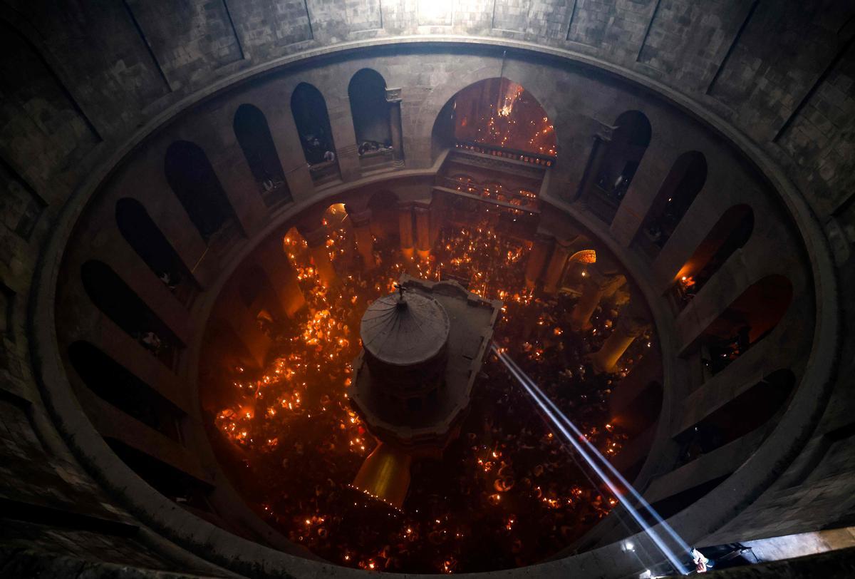 Cristianos ortodoxos celebran “Fuego Sagrado” en Jerusalén. eregrinos cristianos ortodoxos sostienen velas durante la ceremonia del Fuego Sagrado, un día antes de la Pascua ortodoxa, el sábado 15 de abril de 2023 en la Iglesia del Santo Sepulcro en la Ciudad Vieja de Jerusalén, donde muchos cristianos creen que Jesús fue crucificado y enterrado antes de resucitar.